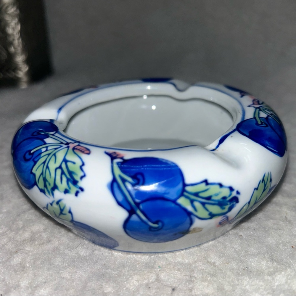 Vintage blueberry ash tray 4.75" round x 1.75" high use as trinket dish